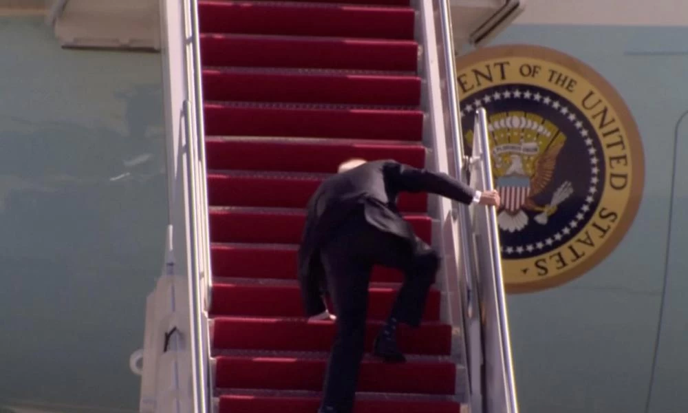 Σε κακή κατάσταση ο Μπάιντεν: Έπεσε τρεις φορές στις σκάλες του Air Force One!